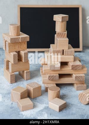 Construction de jouets en bois avec des blocs de bois écologiques fabriqués à partir de bois durables.Éléments en bois pour le développement mental et l'éducation des enfants Banque D'Images