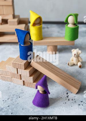 Construction de jouets en bois avec des blocs de bois écologiques fabriqués à partir de bois durables.Éléments en bois pour le développement mental et l'éducation des enfants Banque D'Images