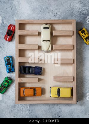 Construction de jouets en bois avec des blocs de bois écologiques fabriqués à partir de bois durables.Éléments en bois pour le développement mental et l'éducation des enfants Banque D'Images