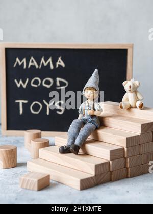 Construction de jouets en bois avec des blocs de bois écologiques fabriqués à partir de bois durables.Éléments en bois pour le développement mental et l'éducation des enfants Banque D'Images