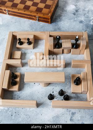 Construction de jouets en bois avec des blocs de bois écologiques fabriqués à partir de bois durables.Éléments en bois pour le développement mental et l'éducation des enfants Banque D'Images