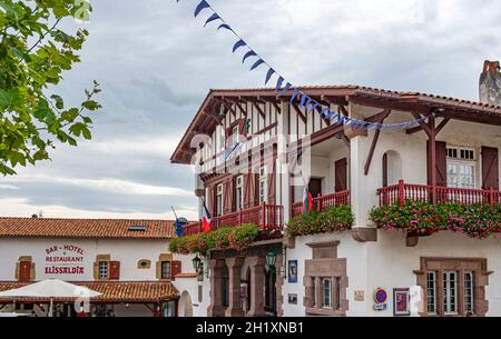 Maisons typiques de la vieille ville de Bidart sur la Côte Basque, France Banque D'Images