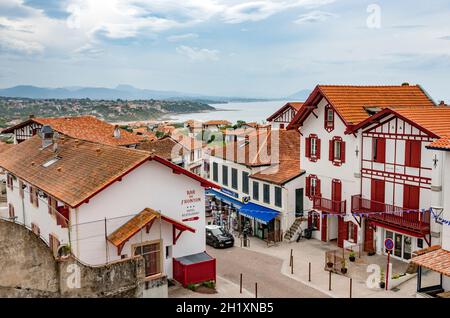 Maisons typiques de la vieille ville de Bidart sur la Côte Basque, France Banque D'Images