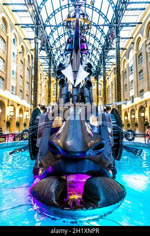 Sculpture du navire The Navigators par David Kemp à Hay's Galleria, Londres, Bridge, Londres, Royaume-Uni Banque D'Images