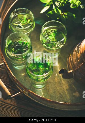 Thé marocain à la menthe fraîchement préparé dans des verres sur le plateau Banque D'Images