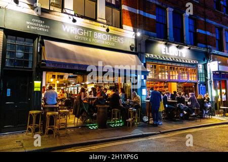 Les personnes dînant en plein air la nuit dans les restaurants Borough Market, London Bridge, Londres, Royaume-Uni Banque D'Images