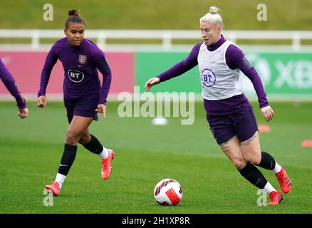 Nikita Parris et Bethany England (à droite) pendant une séance d'entraînement au parc St George, Burton Upon Trent.Date de la photo: Mardi 19 octobre 2021. Banque D'Images