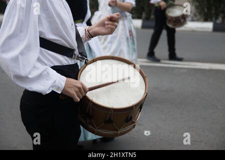 Gros plan d'un musicien qui joue le tabalet lors d'une procession civique dans laquelle il y a des danses traditionnelles de Valence Banque D'Images