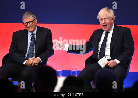 Le Premier ministre Boris Johnson (à droite) est sur scène dans une conversation avec l'homme d'affaires américain Bill Gates lors du Sommet mondial sur l'investissement au Musée des sciences de Londres.Date de la photo: Mardi 19 octobre 2021. Banque D'Images