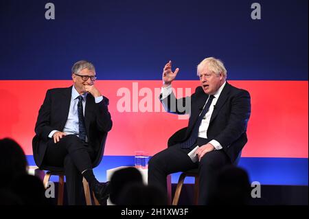 Le Premier ministre Boris Johnson (à droite) est sur scène dans une conversation avec l'homme d'affaires américain Bill Gates lors du Sommet mondial sur l'investissement au Musée des sciences de Londres.Date de la photo: Mardi 19 octobre 2021. Banque D'Images