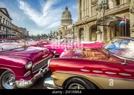 LA HABANA, CUBA - 23 septembre 2021 : les voitures d'époque rouges de Central Park à la Havane, Cuba Banque D'Images