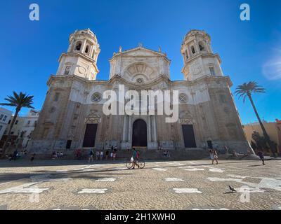 2 septembre 2021 : Cathédrale de Cadix dans une journée ensoleillée.Cadix, Andalousie, Espagne. Banque D'Images