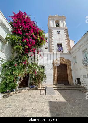 6 septembre 2021 : Église de Tarifa située dans la vieille ville.Tarifa, Espagne Banque D'Images