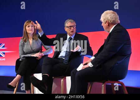 Le Premier ministre Boris Johnson (à droite) est sur scène dans une conversation avec l'homme d'affaires américain Bill Gates lors du Sommet mondial sur l'investissement au Musée des sciences de Londres.Date de la photo: Mardi 19 octobre 2021. Banque D'Images