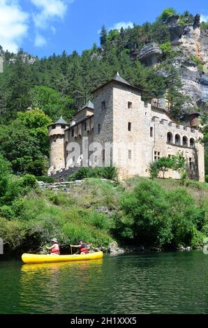FRANCE.LOZÈRE (48).OCCITANIE.GORGES DU TARN.TOURISTES FAISANT DU KAYAK SUR LE TARN ET PASSANT PAR LE GRAND HOTEL DE LA MUSE ET DU ROZIER, À MOSTUEJOLS. Banque D'Images