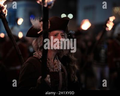 Annuel Hastings Borough Bonfire Society HBBS participant à la procession torchlit dans la tenue d'époque - 16 octobre 2021 Hastings Sussex Royaume-Uni Banque D'Images