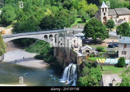 FRANCE.LOZÈRE (48).OCCITANIE.GORGES DU TARN.LE VILLAGE DE SAINT-CHELY A ÉTÉ CONSTRUIT AUTOUR D'UNE SOURCE D'EAU DOUCE QUI TOMBE EN CASCADE DANS LE TARN. Banque D'Images