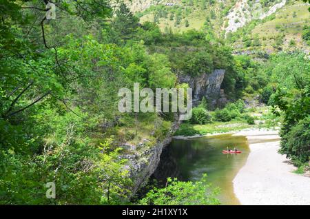 FRANCE. LOZERE (48). TARN GORGES. IN SUMMER, KAYAKING AND CANOEING IN THE GORGES OF THE TARN IS THE PREFERRED ACTIVITY OF THE TOURISTS. Stock Photo