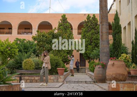 Pflanzen, grüner Innenhof, Agia Triada Kloster, Kreta, Griechenland Banque D'Images