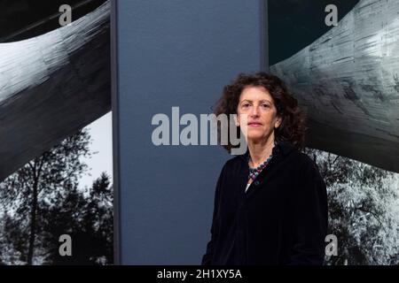 Londres, Royaume-Uni.19 octobre 2021.Hélène Binet, photographe suisse-française, pose devant sa nouvelle exposition “Light Lines: The architectural Photographs of Hélène Binet” à l'Académie royale des Arts. L'exposition couvre la carrière de Binet, présentant environ 90 images de plus de 20 projets réalisés par 12 architectes et se déroule du 23 octobre 2021 au 23 janvier 2022.Credit: Stephen Chung / Alamy Live News Banque D'Images