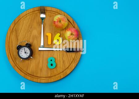 Concept de jeûne intermittent 16 heures de jeûne et 8 heures de manger. Habitudes alimentaires saines pour la productivité. Pose à plat Banque D'Images