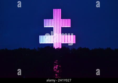 FRANCE. HAUTE-MARNE (52). COLOMBEY-LES-DEUX-LUNETTES. LA CROIX DE LORRAINE DE 43M LA NUIT, CONSTRUITE AU PRINTEMPS 1972 PAR LES ARCHITECTES NEBINGEN ET MOSSER Banque D'Images