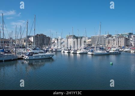 Appartements donnant sur des yachts amarrés sur des pontons dans le port de Sutton, Plymouth, Devon Banque D'Images