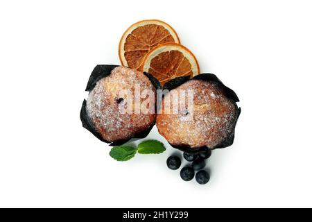 Muffins aux myrtilles, aux oranges et à la menthe isolés sur fond blanc. Banque D'Images