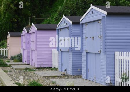 Cabanes sur la plage sur la côte du Kent Banque D'Images