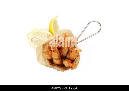 Crevettes frites dans une friteuse isolée sur fond blanc Banque D'Images