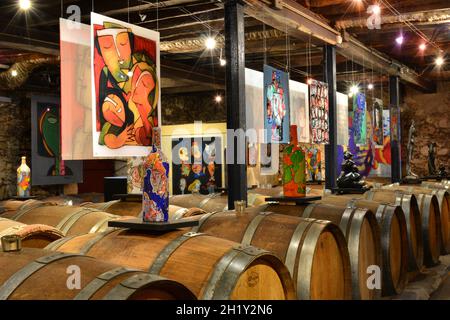 GIRONDE (33) SAUTERNES.CHÂTEAU GRAVAS.LA CAVE DE VINIFICATION EST ÉGALEMENT UNE GALERIE D'ART.VOICI UNE EXPOSITION DE L'ARTISTE ALLEMAND PAUL FLICKINGER. Banque D'Images
