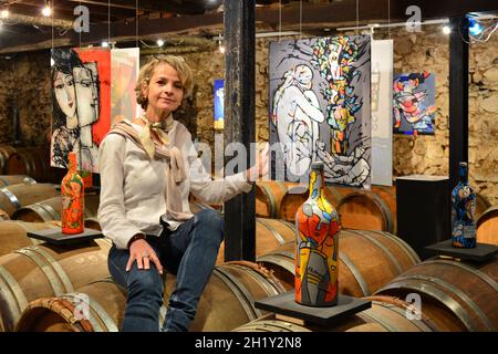 GIRONDE (33) SAUTERNES.CHÂTEAU GRAVAS.FLORENCE BERNARD, LA PROPRIÉTAIRE, DANS SA CAVE DE VINIFICATION QUI EST AUSSI UNE GALERIE D'ART.VOICI UNE EXPOSITION DE L'ARTI ALLEMANDE Banque D'Images