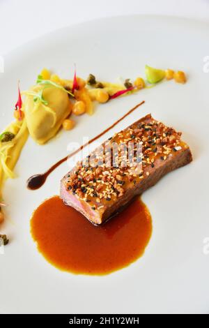 GIRONDE (33) SAUTERNES.BOMMES.RECETTE DU CHEF JEROME SCHILLING AU RESTAURANT LALIQUE AU CHÂTEAU HOTEL LALAURIE PEYRAGUEY. Banque D'Images