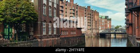 Vue panoramique sur le canal et les bâtiments historiques de l'ancien quartier des entrepôts de Speicherstadt à Hambourg, en Allemagne Banque D'Images