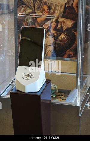 Boîte de don avec lecteur de carte à l'intérieur de l'église Banque D'Images