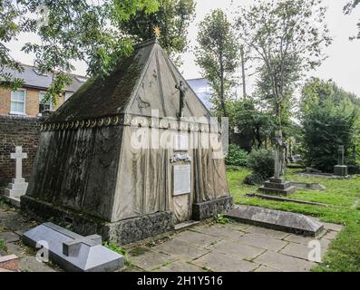 Londres UK 19 octobre 2021 son lieu de repos a un hommage très inhabituel de sa femme, qui l'a accompagné dans ses voyages.Mausolée en forme de tente bédouine, ils avaient passé beaucoup de temps à voyager autour du Moyen-Orient, et il a une échelle pour grimper et regarder à l'intérieur.Avec les cercueils de Sir et Lady Burton comme vous vous attendiez, mais vous verrez des lanternes syriennes assises sur le sol et des cloches de chameau suspendues au plafond.Le cercueil plus orné contient Sir Richard, avec le cercueil clair pour sa femme.Paul Quezada-Neiman/Alamy Live News Banque D'Images