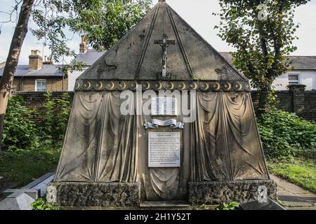 Londres UK 19 octobre 2021 son lieu de repos a un hommage très inhabituel de sa femme, qui l'a accompagné dans ses voyages.Mausolée en forme de tente bédouine, ils avaient passé beaucoup de temps à voyager autour du Moyen-Orient, et il a une échelle pour grimper et regarder à l'intérieur.Avec les cercueils de Sir et Lady Burton comme vous vous attendiez, mais vous verrez des lanternes syriennes assises sur le sol et des cloches de chameau suspendues au plafond.Le cercueil plus orné contient Sir Richard, avec le cercueil clair pour sa femme.Paul Quezada-Neiman/Alamy Live News Banque D'Images