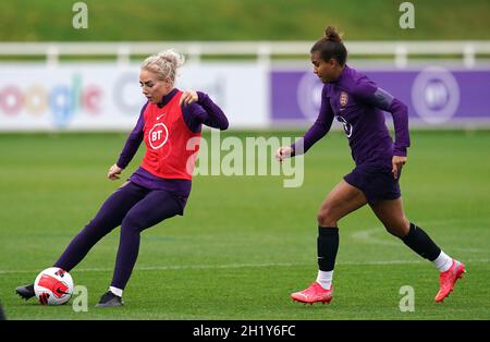 Alex Greenwood et Nikita Parris (à droite), en Angleterre, lors d'une séance d'entraînement au parc St George, Burton Upon Trent.Date de la photo: Mardi 19 octobre 2021. Banque D'Images