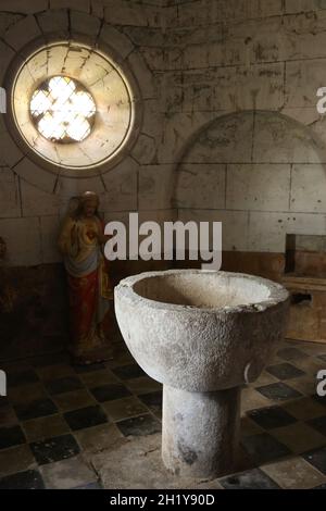 FRANCE PYRÉNÉES ATLANTIQUES (64) LACOMMANDNDE.LA COMMANDERIE ANCIEN HOPITAL MONUMENT HISTORIQUE DU XIIE SIÈCLE, ÉGLISE SAINT-BLAISE, SAINTE BERNE Banque D'Images