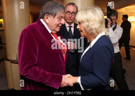 La duchesse de Cornwall parle avec Barry Humphries (à gauche) et A. N. Wilson lorsqu'elle assiste aux Oscars de l'année de l'Oldie, au Savoy Hotel, Londres.Date de la photo: Mardi 19 octobre 2021. Banque D'Images