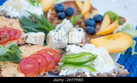 Sandwichs avec fromage à la crème et légumes.Concept d'alimentation saine Banque D'Images