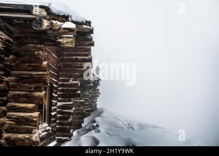 cabine en bois presque cachée par la neige en hiver avec de l'espace pour le texte Banque D'Images