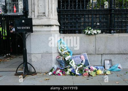 Chambres du Parlement, Londres, Royaume-Uni.19 octobre 2021.Hommages floraux pour Sir David Amess, devant l'entrée des chambres du Parlement.Crédit : Matthew Chattle/Alay Live News Banque D'Images