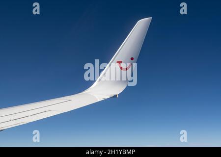 Aile avec winglet et logo de TUIfly devant le ciel bleu Banque D'Images