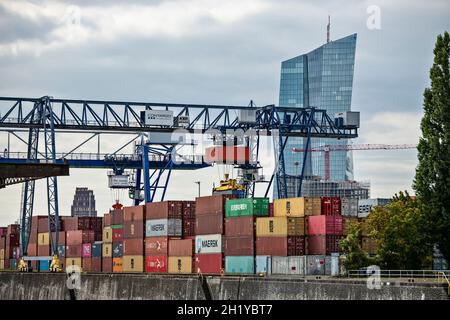 21.09.2021, Francfort-sur-le-main, Osthafen: Manutention de conteneurs au terminal de Contargo Rhein-main GmbH avec la Banque centrale européenne (BCE) dans l'île de Gaza Banque D'Images