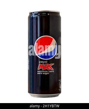 Bruxelles, Belgique -13 octobre 2021; aluminium avec boisson gazeuse Pepsi Max isolée sur fond blanc, fabriquée pour la Belgique.Populaire bever Banque D'Images