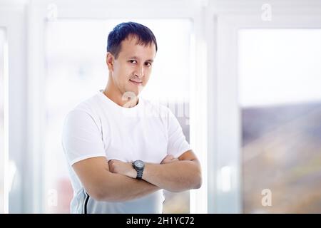 Portrait d'un homme du caucase âgé d'environ 40 ans à l'intérieur. Banque D'Images