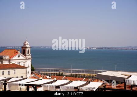 Vue panoramique sur le centre-ville avec un ancien monastère avec la rivière en arrière-plan à Lisbonne Banque D'Images