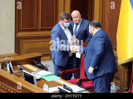 Non exclusif: KIEV, UKRAINE - le 19 OCTOBRE 2021 - le Président Ruslan Stefanchuk (R) se serre la main avec le premier vice-président Oleksandr Korniienko à un sitti Banque D'Images