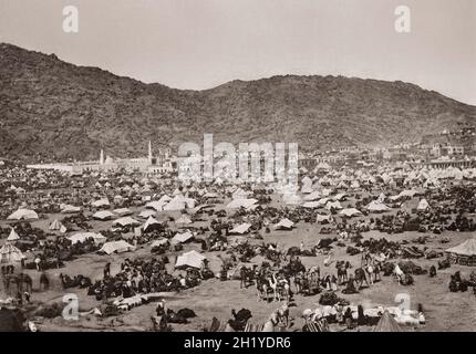 Pèlerins avec des tentes dans la vallée de Miná près de la Mecque pendant le Hajj, 19e siècle Banque D'Images